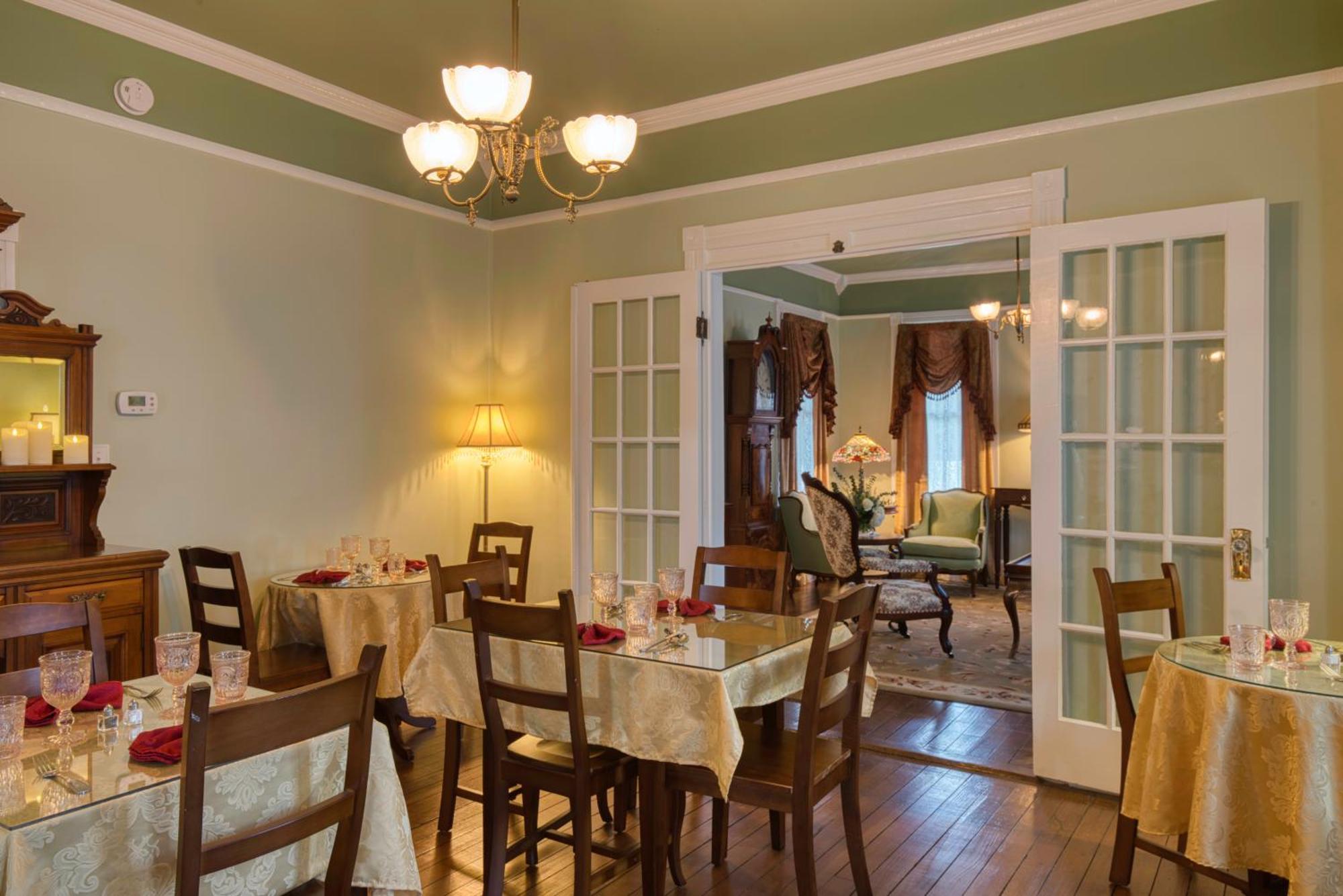 Victorian House Bed & Breakfast 3*